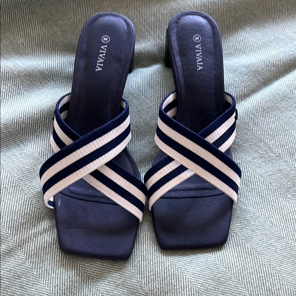 NWOT Vivaia navy and white 2 inch candles. Elastic material straps are comfy.
